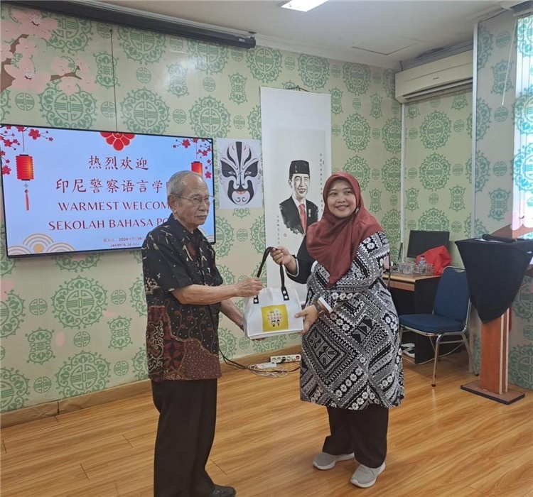 拉哈尤·蘇珊蒂與穆尼交換禮品?；顒又鬓k方供圖
