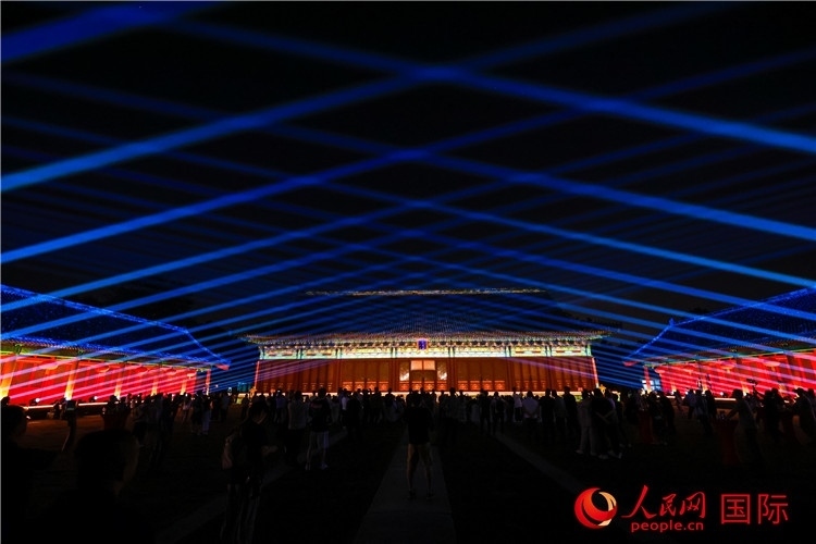“光影北京——2024世界燈光師大會”開幕式當晚的燈光秀表演。人民網(wǎng)記者 趙益普攝