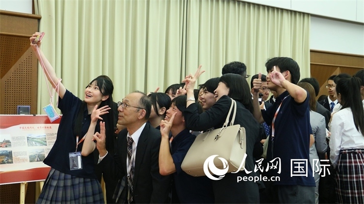 歡迎會(huì)現(xiàn)場，中日小大使歡樂互動(dòng)。人民網(wǎng) 許可攝