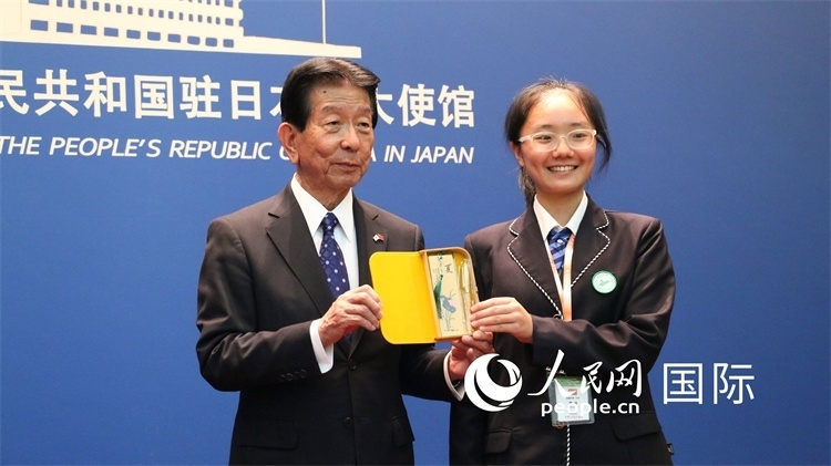 中國小大使向日本永旺1%俱樂部理事長森美樹贈(zèng)送當(dāng)?shù)靥厣Y品。人民網(wǎng) 許可攝