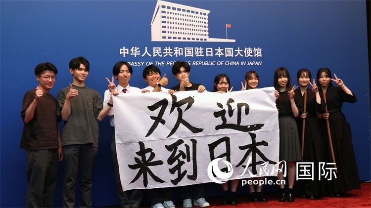 日本小大使現(xiàn)場書寫“歡迎來到日本”。人民網(wǎng) 許可攝