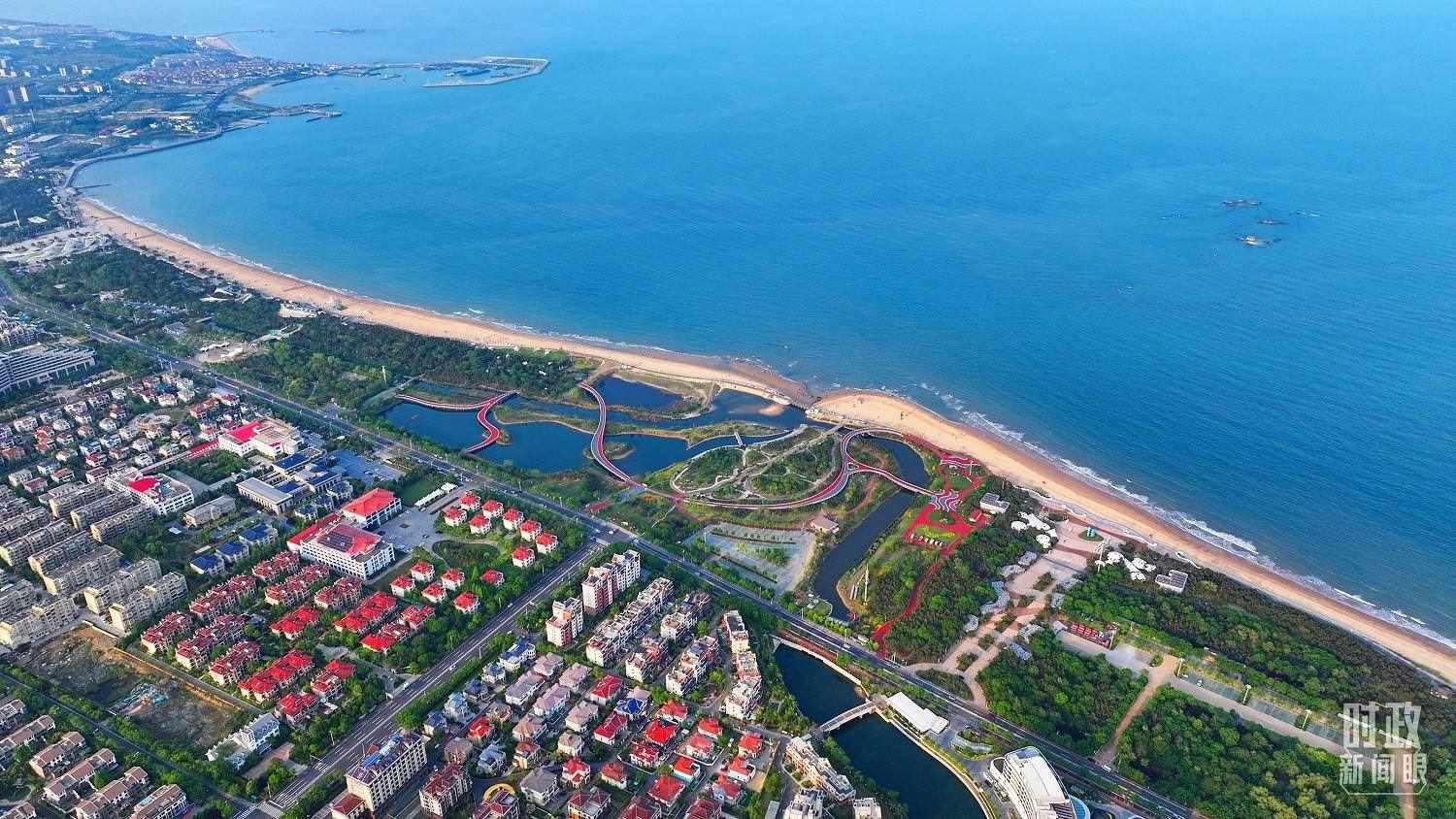 △日照市陽光海岸綠道。近年來，日照市對沿海裸露場地及岸線破損處進(jìn)行生態(tài)修復(fù)，建成約28公里的陽光海岸綠道，為市民和游客提供了運(yùn)動休閑好去處。（總臺央視記者范凱拍攝）
