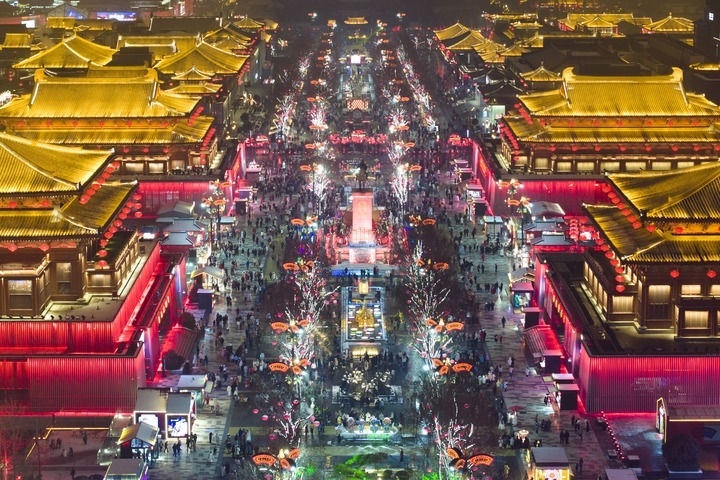 這是2024年2月2日拍攝的西安大唐不夜城景色（無(wú)人機(jī)照片）。新華社記者 邵瑞 攝