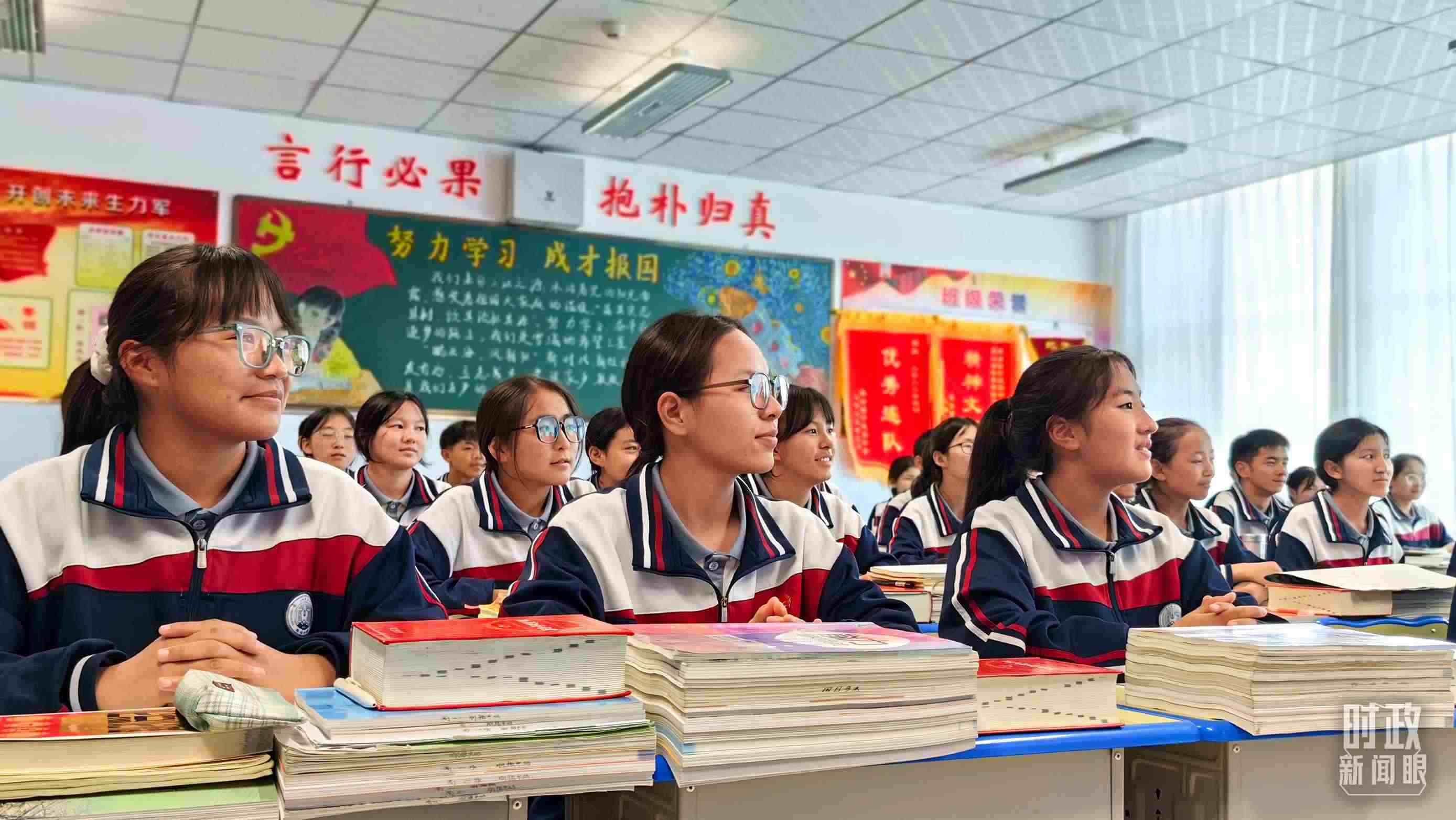 △果洛西寧民族中學(xué)高一（1）班的“新時代、新家鄉(xiāng)”主題思政課。（總臺央視記者段德文拍攝）