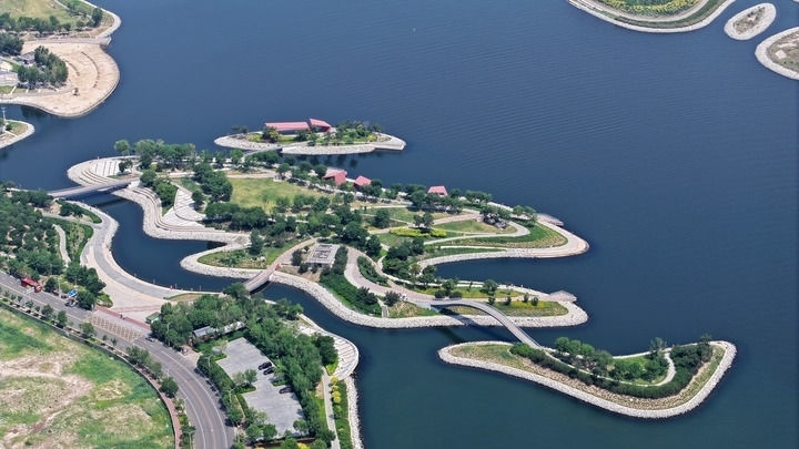 這是2024年6月28日拍攝的天津市濱海新區(qū)南灣公園一景（無(wú)人機(jī)照片）。新華社記者 李然 攝