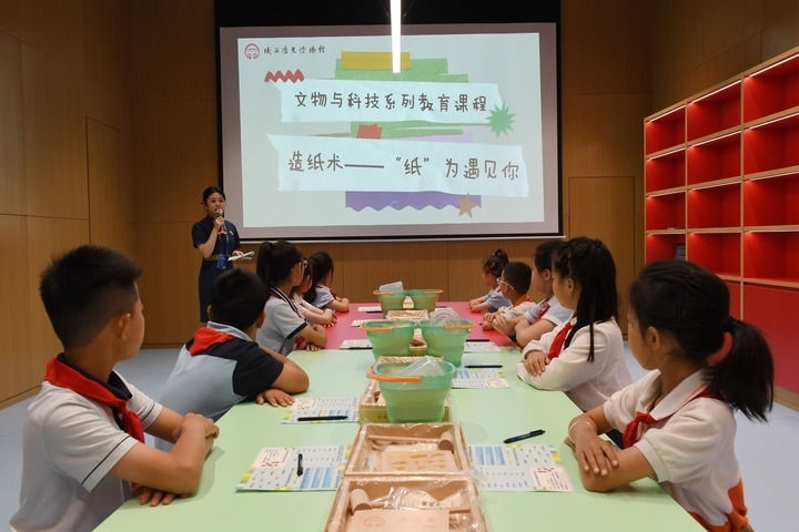 2024年5月18日，小學(xué)生在陜西歷史博物館秦漢館參加“文物與科技”系列教育課程。新華社記者 李一博 攝