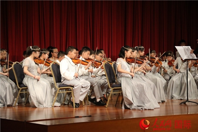 北京市學(xué)生金帆藝術(shù)團(tuán)的學(xué)生們演奏音樂。人民網(wǎng)記者 李志偉攝
