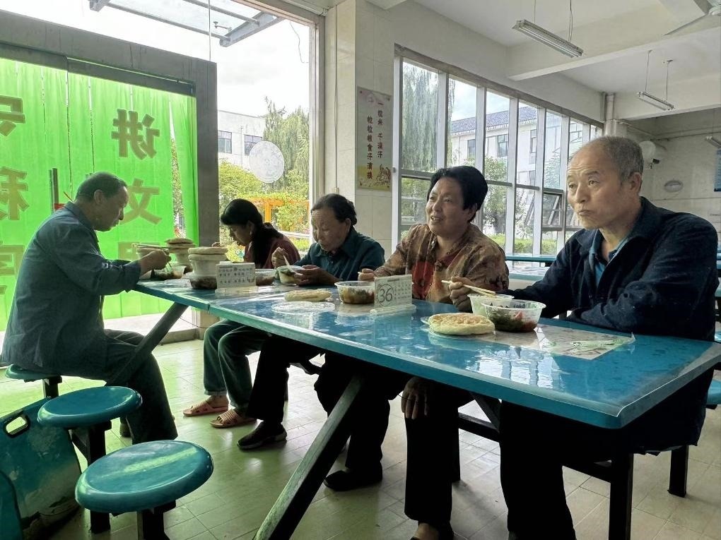 圖為鳳縣河口鎮(zhèn)中心小學臨時安置點內(nèi)正在吃飯的受災(zāi)群眾。新華社記者 劉彤 攝