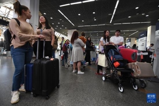 7月19日，受影響航班的旅客在巴西首都巴西利亞機場等待。新華社發(fā)（盧西奧·塔沃拉 攝）