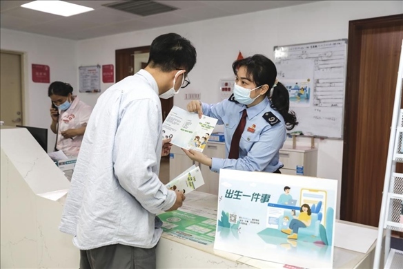 志愿者為葉先生介紹新生兒相關(guān)服務(wù)。云浮市稅務(wù)局供圖