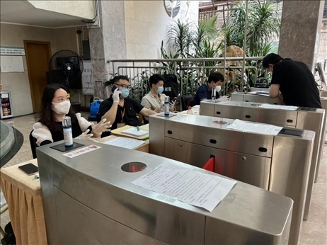 廣州市越秀區(qū)教育局現(xiàn)場審核返區(qū)生辦理材料，采用“提前網(wǎng)上預(yù)約、現(xiàn)場分批辦理”的方式進(jìn)行。廣州市越秀區(qū)教育局供圖