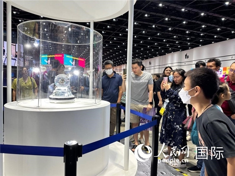 觀眾參觀中國“嫦娥五號(hào)”探測器從月球帶回的珍貴樣品。人民網(wǎng)記者簡承淵攝