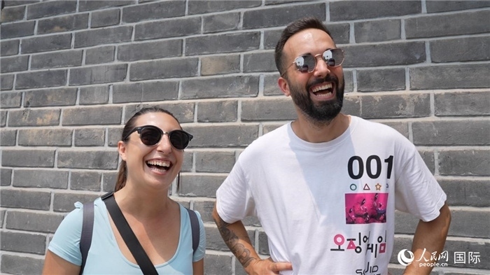圖為西班牙籍游客塔瑪拉·魯伊斯·查莫羅（左）和馬克·普拉達(dá)·巴約納（右）。人民網(wǎng)記者 吳超嵐攝