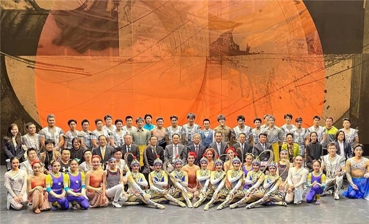 4月12日，中國(guó)人民對(duì)外友好協(xié)會(huì)會(huì)長(zhǎng)楊萬(wàn)明、駐日大使吳江浩及來(lái)自36國(guó)70位駐日使節(jié)代表等現(xiàn)場(chǎng)觀看中國(guó)雜技團(tuán)東京公演。中國(guó)人民對(duì)外友好協(xié)會(huì)供圖