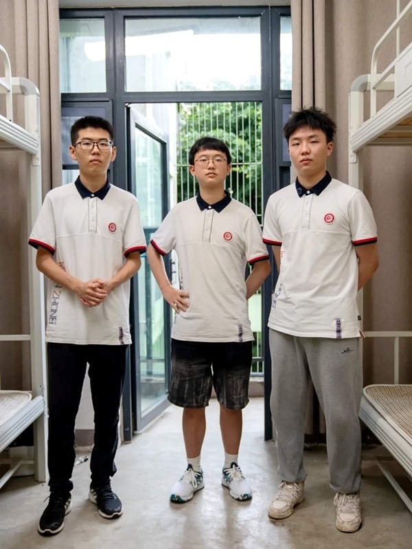 三名同學在宿舍合影。清華大學供圖