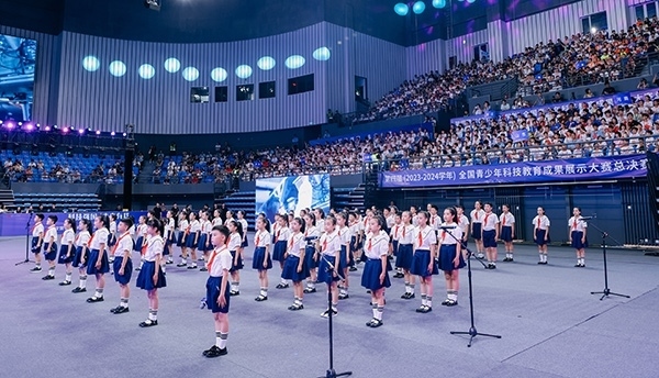 開幕式現(xiàn)場(chǎng)，學(xué)生們朗誦“科技強(qiáng)國 未來有我” 。主辦方供圖