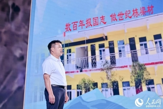 張玉滾分享用一根扁擔送孩子們走出大山的故事。人民網(wǎng)攝