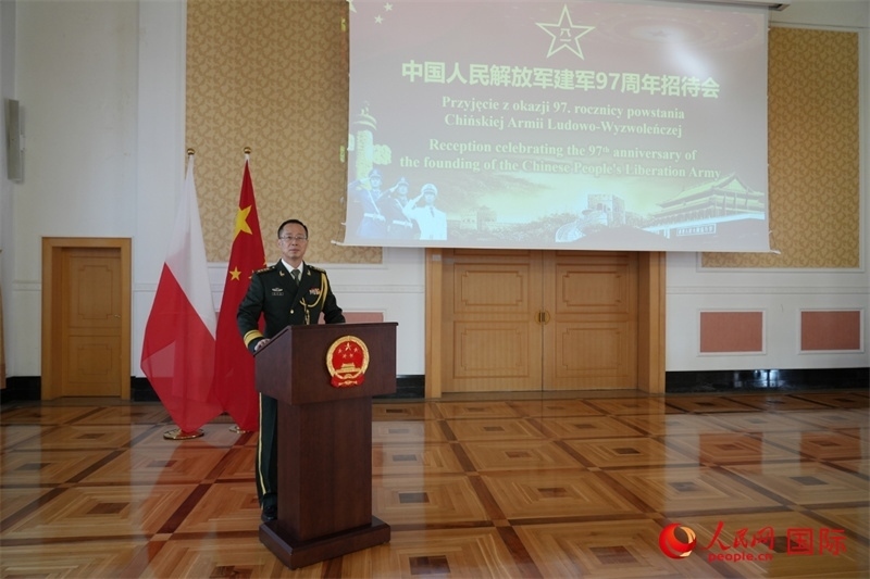 波蘭使館國防武官張寅生大校在招待會上致辭。人民網(wǎng)記者 李增偉攝 