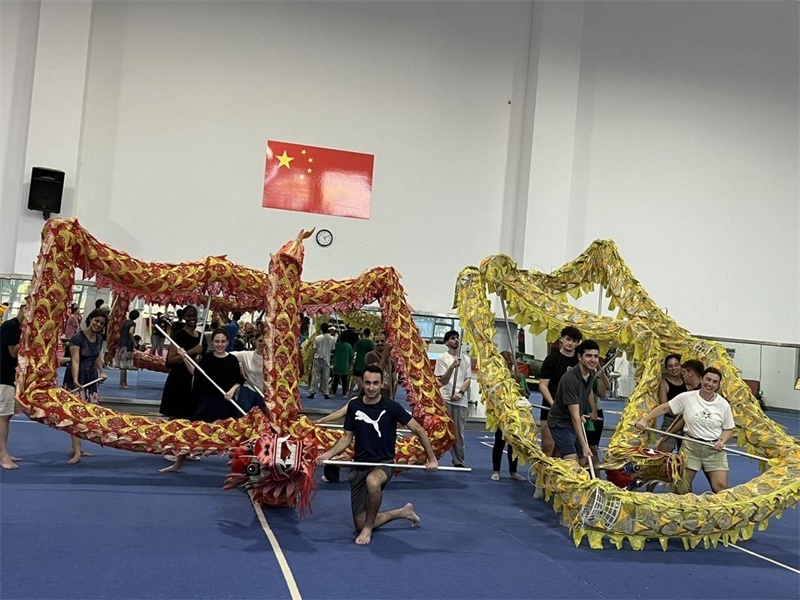 在中國(guó)和巴西共迎兩國(guó)建交50周年之際，巴西圣保羅州立大學(xué)孔子學(xué)院今年7月成功組織多批、近40名巴西青少年來(lái)華進(jìn)行短期訪(fǎng)問(wèn)交流，圖為訪(fǎng)問(wèn)團(tuán)成員在中國(guó)參加文化體驗(yàn)活動(dòng)。 巴西圣保羅州立大學(xué)孔子學(xué)院供圖