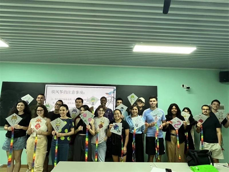 在中國(guó)和巴西共迎兩國(guó)建交50周年之際，巴西圣保羅州立大學(xué)孔子學(xué)院今年7月成功組織多批、近40名巴西青少年來(lái)華進(jìn)行短期訪(fǎng)問(wèn)交流，圖為訪(fǎng)問(wèn)團(tuán)成員參加文化體驗(yàn)活動(dòng)。 巴西圣保羅州立大學(xué)孔子學(xué)院供圖