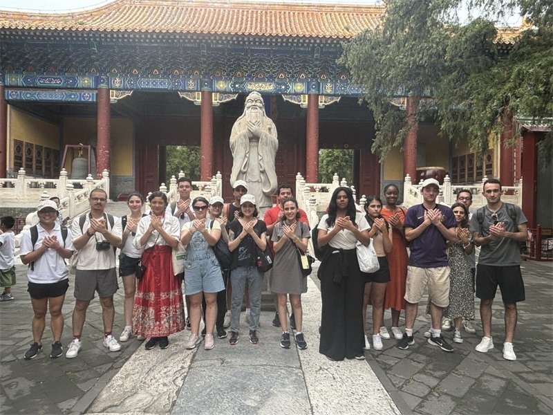 在中國(guó)和巴西共迎兩國(guó)建交50周年之際，巴西圣保羅州立大學(xué)孔子學(xué)院今年7月成功組織多批、近40名巴西青少年來(lái)華進(jìn)行短期訪(fǎng)問(wèn)交流，圖為訪(fǎng)問(wèn)團(tuán)成員參加文化體驗(yàn)活動(dòng)。 巴西圣保羅州立大學(xué)孔子學(xué)院供圖