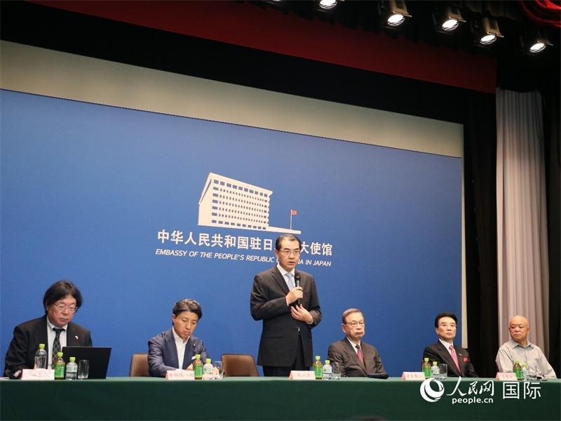 中國駐日本大使吳江浩（左三）致辭。人民網(wǎng) 許可攝