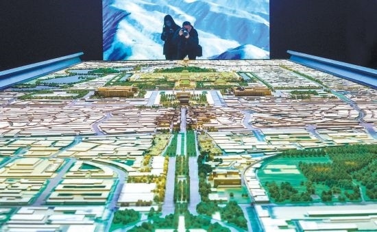 首都博物館“輝煌中軸”展廳內(nèi)，十六米長的中軸線沙盤，配以立體投影技術(shù)，展現(xiàn)北京中軸線之壯美。 本報記者 武亦彬攝