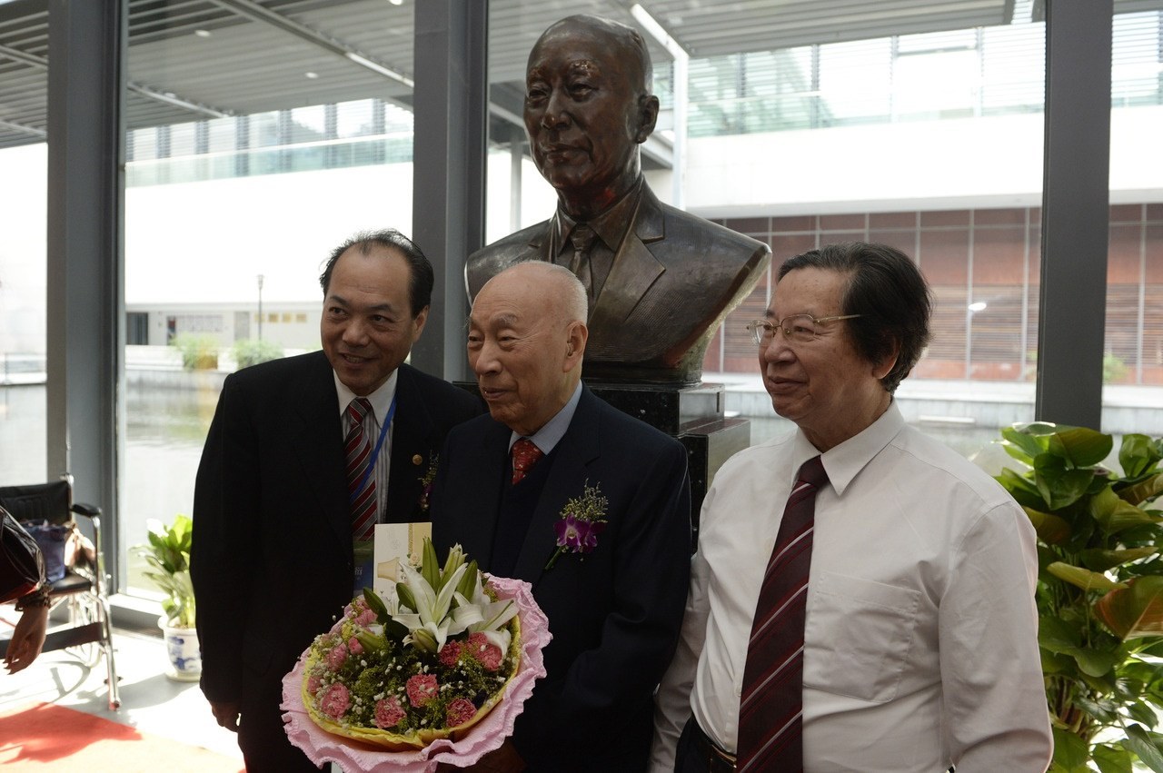 2014年7月31日，“寧波幫”代表人士李達(dá)三（中）在自己的塑像前留影。圖片來源：新華社