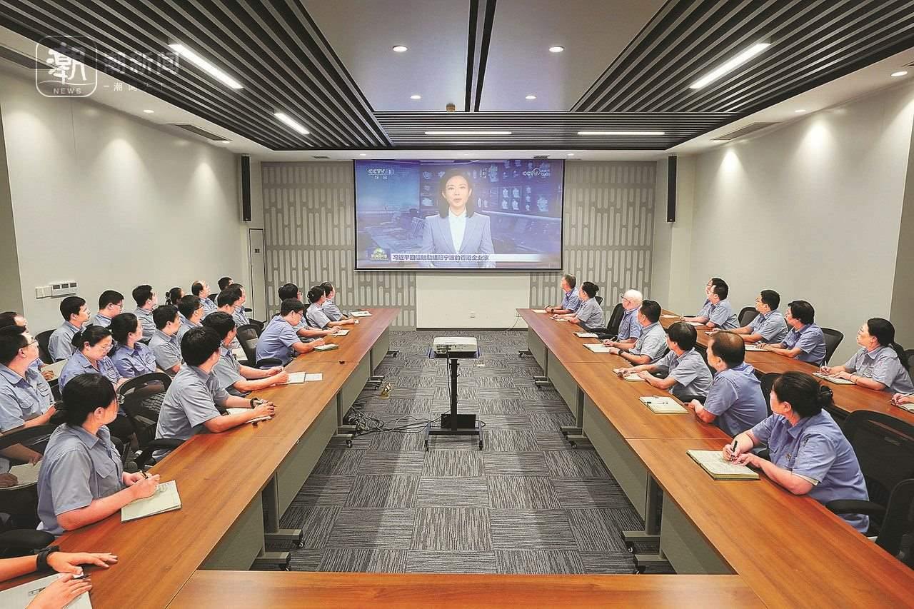 2024年8月1日晚，寧波永新光學(xué)股份有限公司員工集體觀看央視《新聞聯(lián)播》關(guān)于國家主席習(xí)近平給包陪慶、曹其鏞等祖籍寧波的香港企業(yè)家回信的報道。潮新聞記者 賀元凱 彭鵬 周旭輝 攝