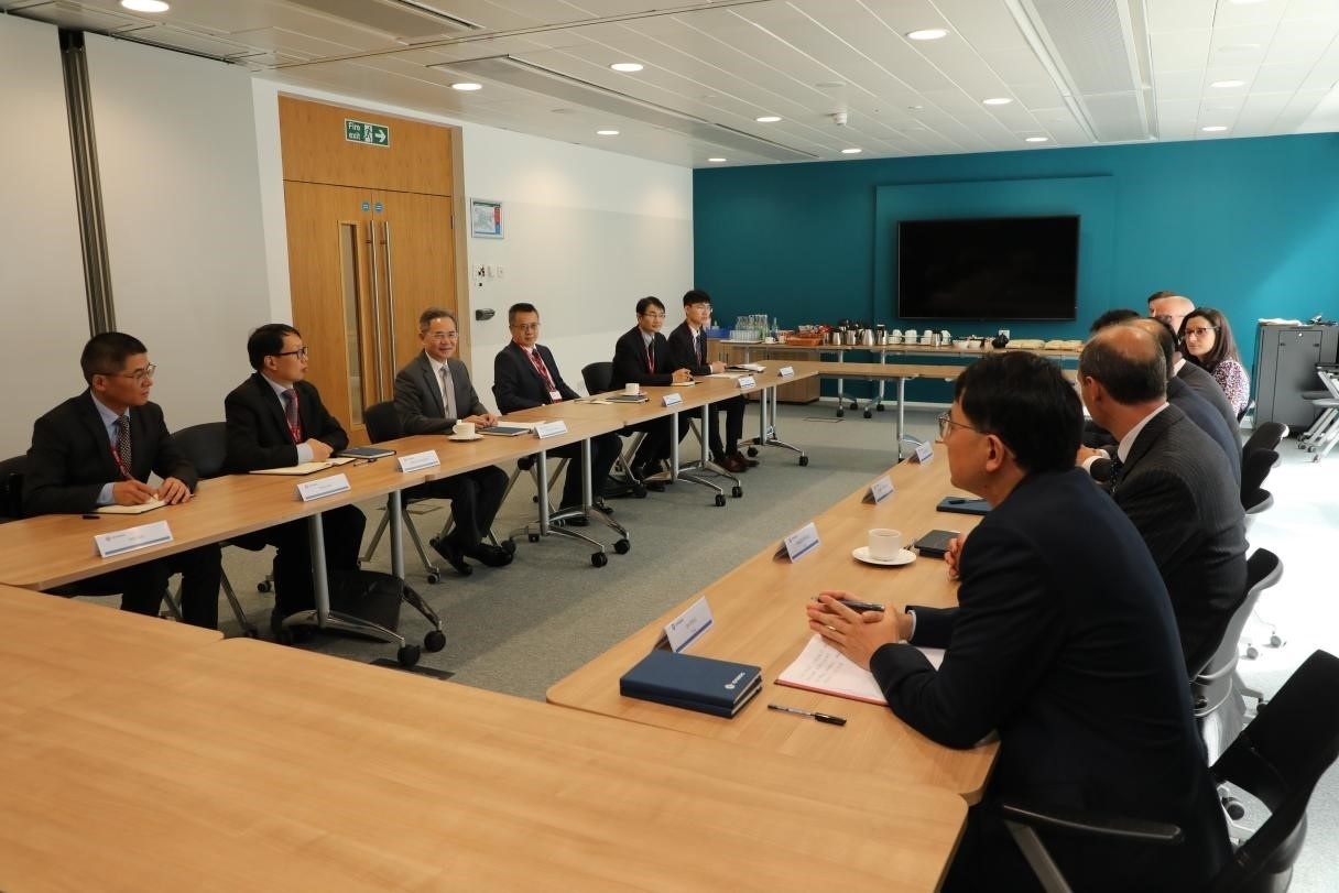 圖為中國駐英國大使鄭澤光與項目運營團隊及企業(yè)合作機構負責人座談現(xiàn)場。中國駐英國使館供圖