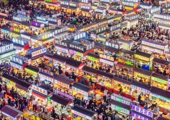 2024年4月21日，人們在河北省正定縣小商品夜市品嘗美食（無人機(jī)照片）。新華社發(fā)（武志偉 攝）