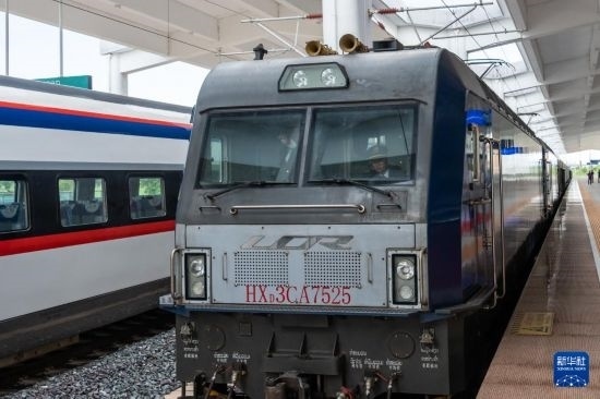 8月5日，由老撾籍火車司機(jī)獨(dú)立駕駛的滿載貨物的列車駛出中老鐵路萬象站。新華社發(fā)（凱喬 攝）