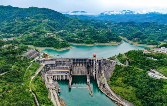 這是陜西安康水電站大壩（2024年6月21日攝，無人機(jī)照片）。新華社記者 蔡湘鑫 攝