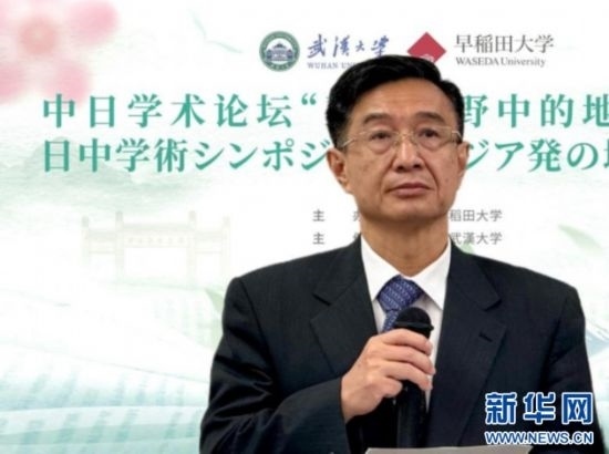 圖為中國(guó)駐日本大使館教育處公使銜參贊杜柯偉發(fā)表致辭。（武漢大學(xué)供圖）