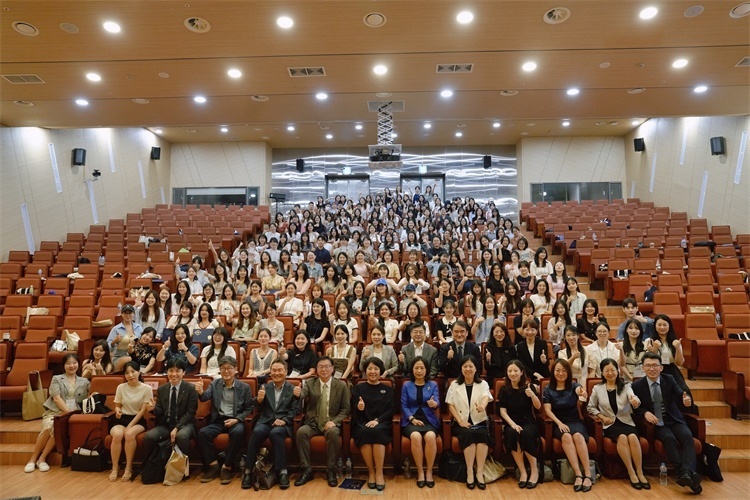 8月5日，第十一屆在韓國際中文教育志愿者崗中培訓(xùn)舉行開班儀式。圖為活動(dòng)現(xiàn)場合影。 教育部中外語言交流合作中心供圖