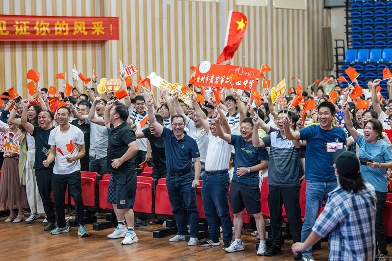 北京時間7月27日，2024年巴黎奧運會首個比賽日，在射擊10米氣步槍混合團體比賽中，中國選手黃雨婷/盛李豪獲得金牌。圖為黃雨婷的母校師生們通過收看奧運直播的方式為她加油助威。