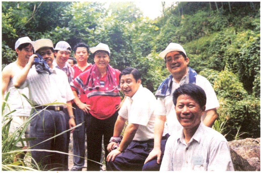 1999年6月，習(xí)近平在福州森林公園參加紀(jì)念毛主席“發(fā)展體育運(yùn)動(dòng)，增強(qiáng)人民體質(zhì)”題詞47周年登山健身活動(dòng)。（資料照片，來源：《習(xí)近平在福建》（下））