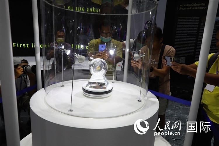 “嫦娥五號”探測器從月球帶回的月球樣品在泰國展出。人民網(wǎng)記者簡承淵攝