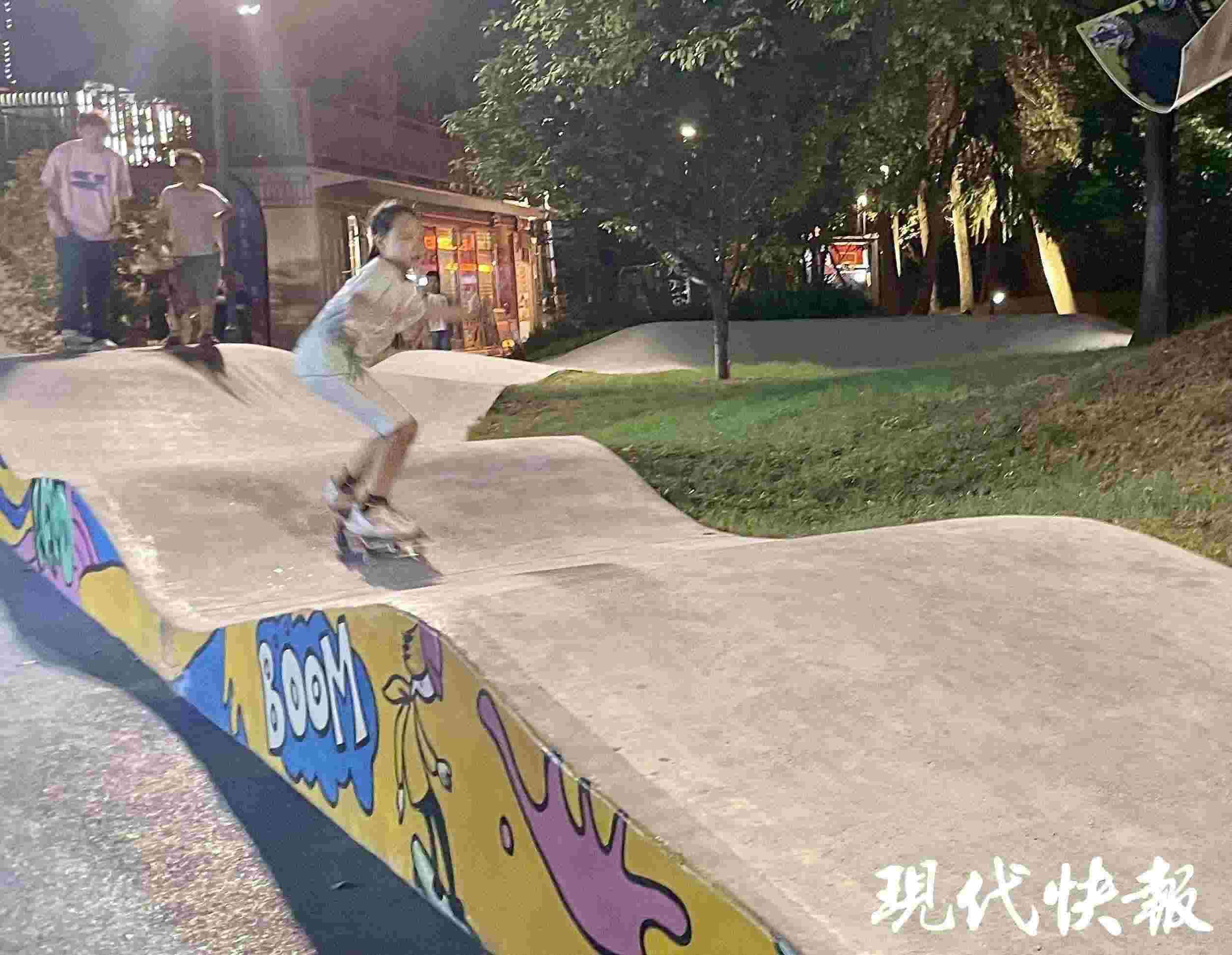 南京西城·夜未央的滑板場(chǎng)地上，一群青少年正在玩滑板