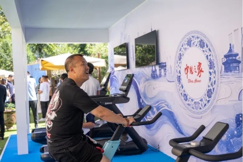 參觀者在智慧體育公園體驗(yàn)動感單車。巴黎