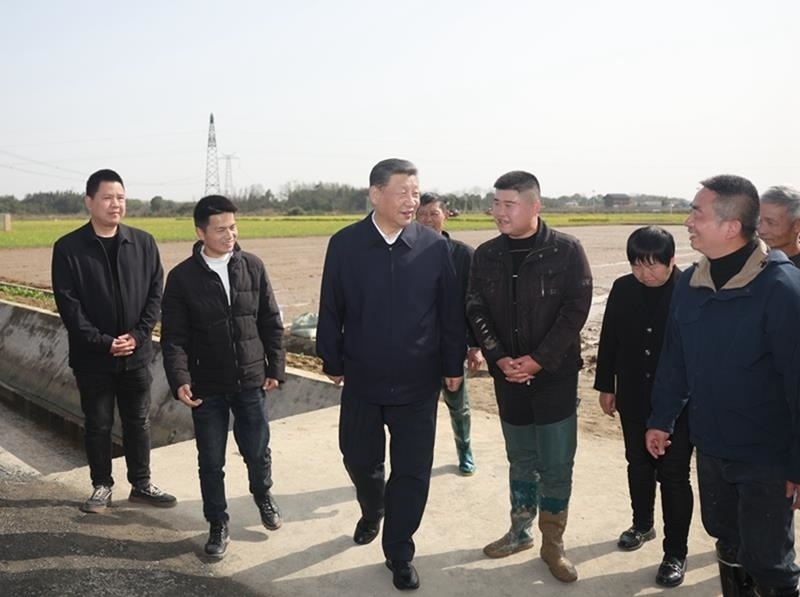 2024年3月19日，習(xí)近平總書記在湖南常德市鼎城區(qū)謝家鋪鎮(zhèn)港中坪村，同種糧大戶、農(nóng)技人員、基層干部親切交流。
