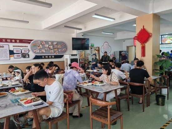 清水灣社區(qū)食堂坐滿了前來(lái)就餐的居民。新華社記者 鄒欣媛 攝