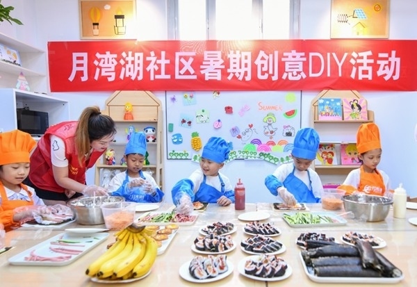 漯河市月灣湖社區(qū)青少年活動室里，志愿者教孩子們做手工。 齊國霞攝