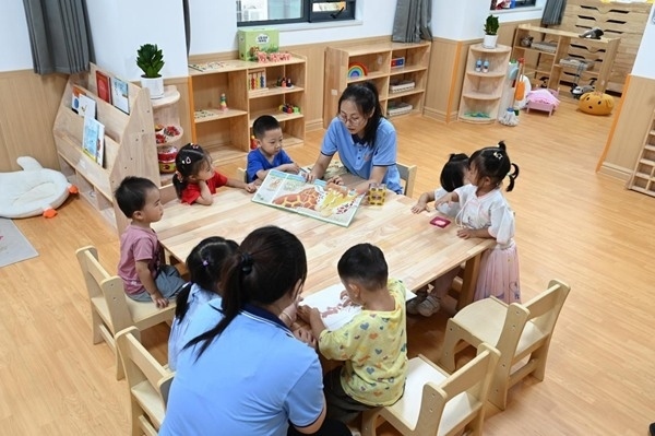鄭州市金水區(qū)杜嶺街道工會專門開設了低幼兒童托管班。人民網(wǎng)記者王玉興攝