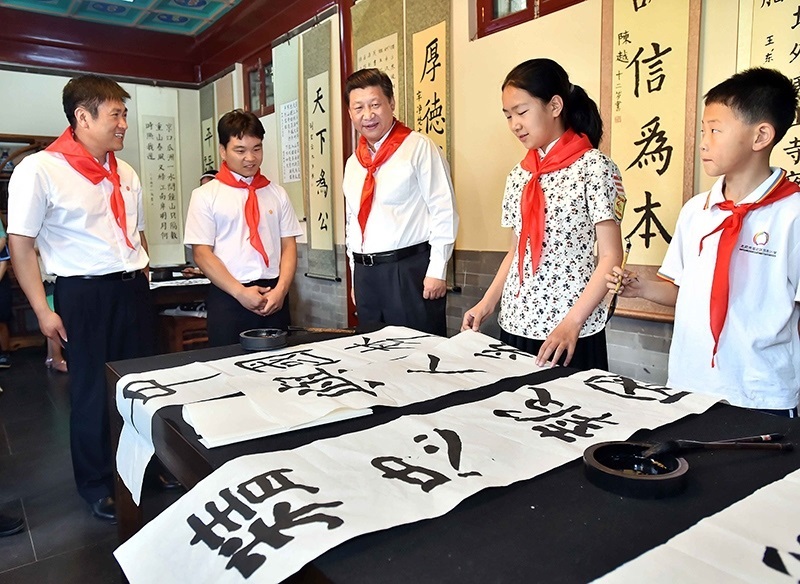 2014年5月30日，習(xí)近平總書記來到北京市海淀區(qū)民族小學(xué)，參加慶祝“六一”國際兒童節(jié)活動。這是總書記觀看學(xué)生書寫的毛筆字。