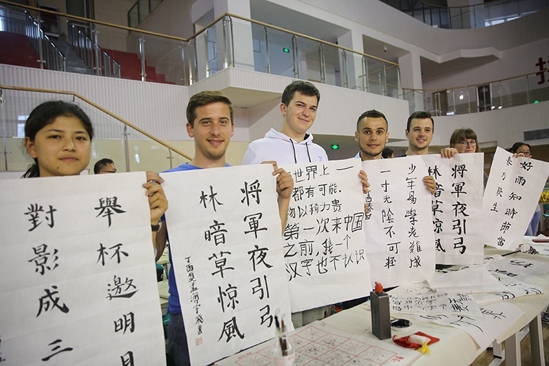 2017年6月5日，來自青島大學(xué)和中國石油大學(xué)（華東）的外國留學(xué)生在展示現(xiàn)場完成的書法作品。