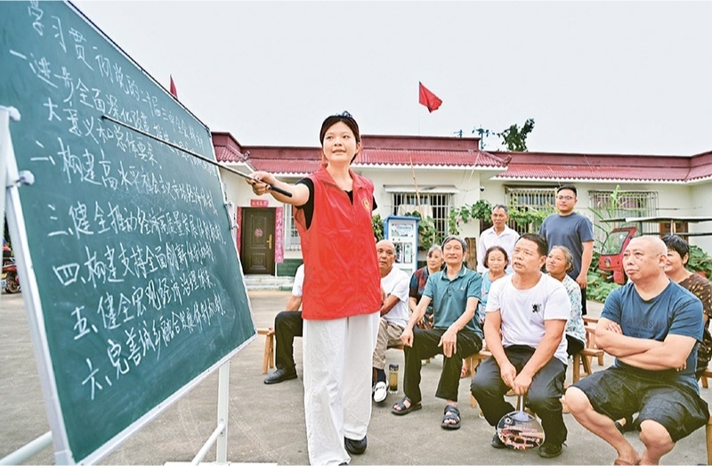 學(xué)習(xí)好貫徹好黨的二十屆三中全會(huì)精神，是當(dāng)前和今后一個(gè)時(shí)期全黨全國(guó)的一項(xiàng)重大政治任務(wù)。圖為2024年7月27日，四川省眉山市仁壽縣“小黑板”宣講小分隊(duì)，向基層黨員干部群眾宣講黨的二十屆三中全會(huì)精神。 人民圖片 潘帥/攝