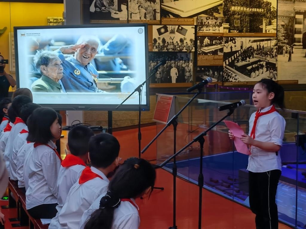 南京市科睿小學(xué)二年級學(xué)生章若初為大家講述抗戰(zhàn)老兵手印的故事。 新華社記者 邱冰清 攝