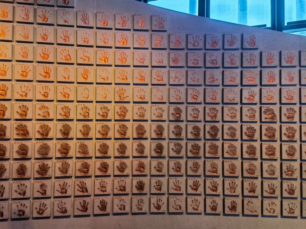 圖為侵華日軍南京大屠殺遇難同胞紀(jì)念館“三個必勝”展廳排列的648個鮮紅的手?。ň植浚Ｐ氯A社記者 邱冰清 攝