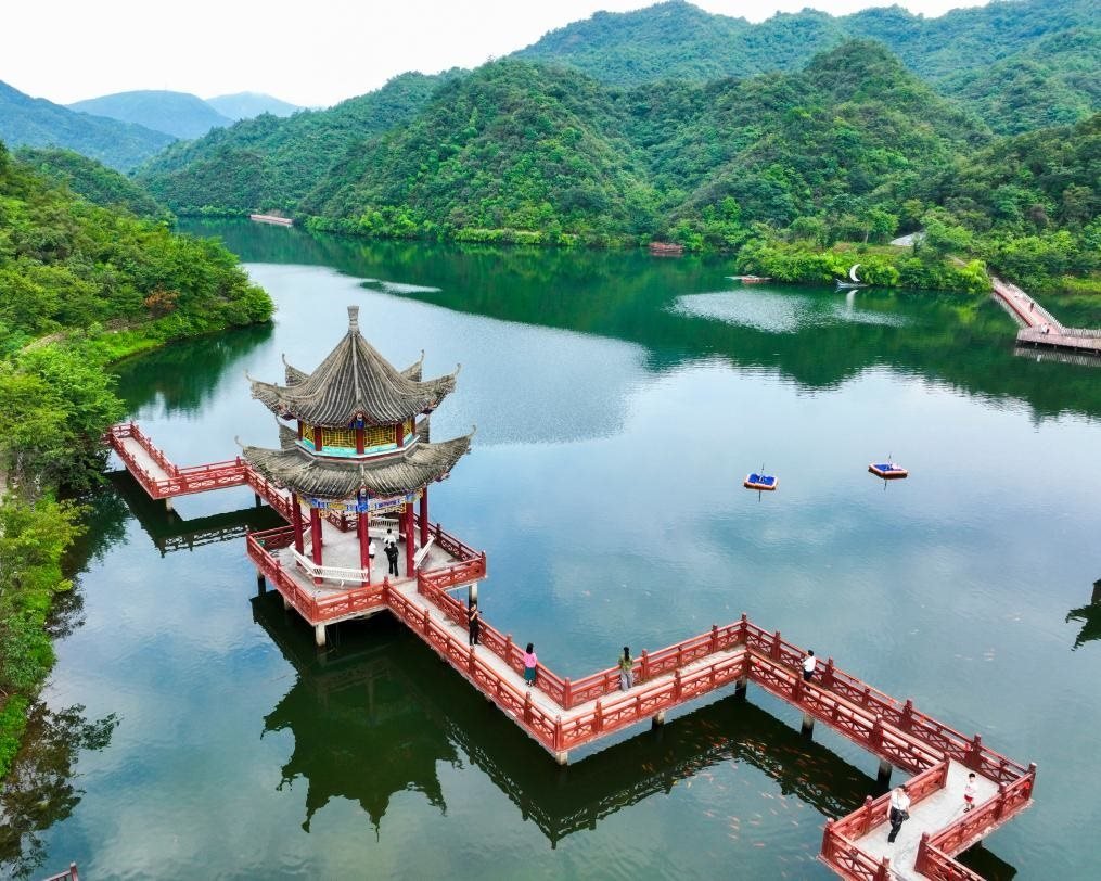 2024年8月11日，游客在湖南省雙牌縣陽(yáng)明山國(guó)家森林公園萬(wàn)和湖休閑游玩。新華社發(fā)（周秀魚(yú)春攝）